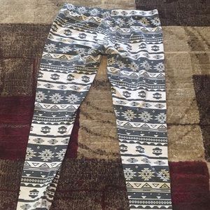 Black and white design leggings